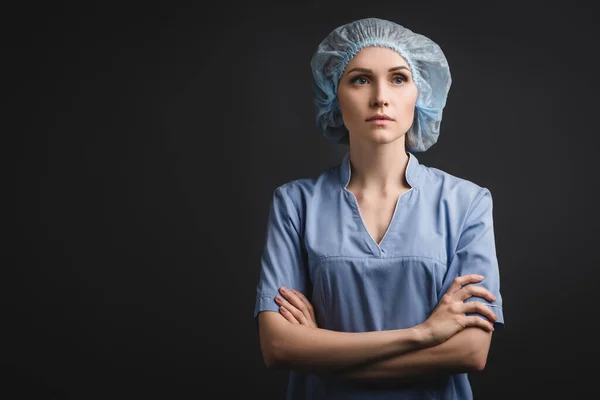 Enfermeira Tampa Médica Com Braços Cruzados Olhando Para Longe Isolado — Fotografia de Stock
