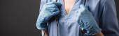 Ausgeschnittene Ansicht der Krankenschwester in Latexhandschuhen, Stethoskop isoliert auf dunkelgrau 