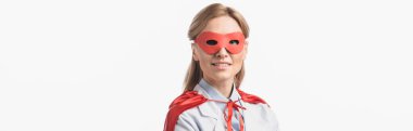Süper kahraman maskeli ve pelerinli mutlu hemşire beyaz pankartta tek başına gülümsüyor.