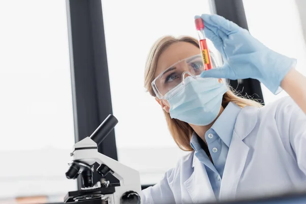 Científico Máscara Médica Gafas Que Sostienen Tubo Ensayo Con Letras — Foto de Stock