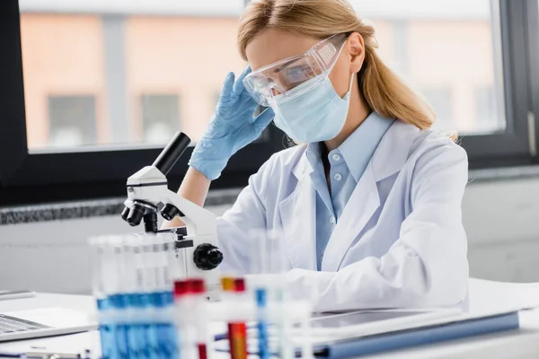 Cientista Cansado Máscara Médica Óculos Com Enxaqueca Laboratório — Fotografia de Stock