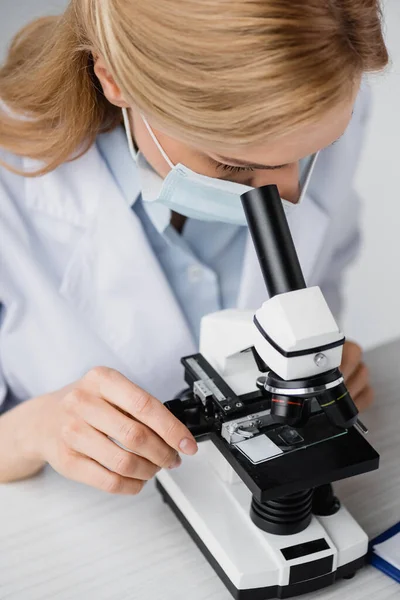 Female Scientist Medical Mask Looking Microscope — Stock Photo, Image