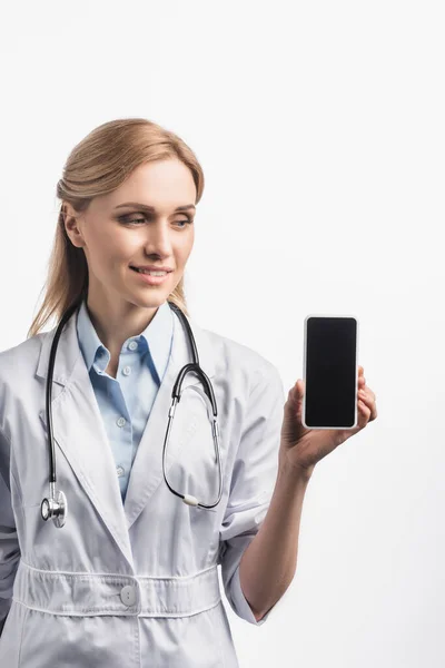 Glücklich Krankenschwester Weißem Mantel Lächelnd Während Smartphone Mit Leerem Bildschirm — Stockfoto