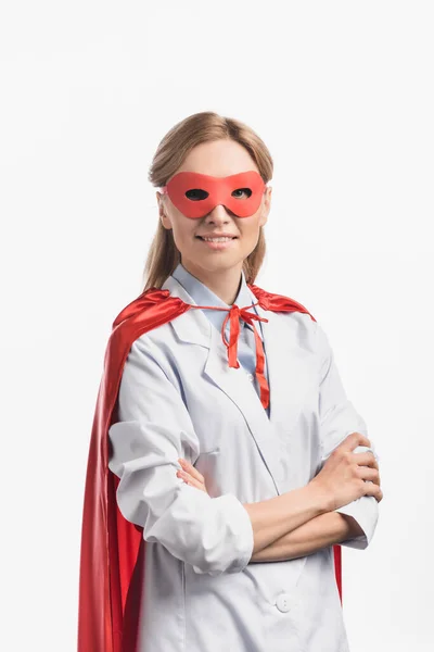 Счастливая Медсестра Маске Супергероя Плаще Стоящие Скрещенными Руками Изолированы Белом — стоковое фото