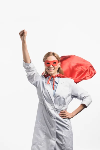 Щаслива Медсестра Супергеройській Масці Плащ Стоїть Піднятою Рукою Ізольовано Білому — стокове фото