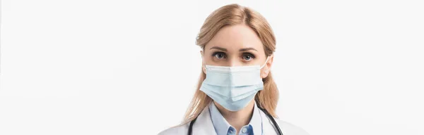 Sağlık Maskeli Hemşire Beyaz Pankartta Izole Edilmiş Kameraya Bakıyor — Stok fotoğraf