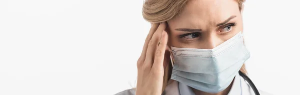 Sağlık Maskeli Hemşire Beyaz Pankartta Izole Edilmiş Migrenden Muzdarip — Stok fotoğraf