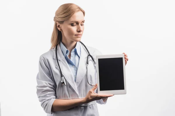 Krankenschwester Weißem Mantel Tablette Mit Leerem Bildschirm Isoliert Auf Weiß — Stockfoto