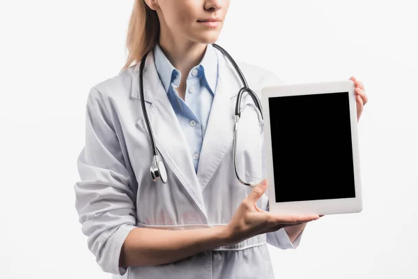 Ausgeschnittene Ansicht Der Krankenschwester Weißem Mantel Tablette Mit Leerem Bildschirm — Stockfoto