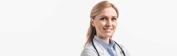 Gelukkig Verpleegster Witte Jas Kijken Naar Camera Geïsoleerd Wit Banner — Stockfoto