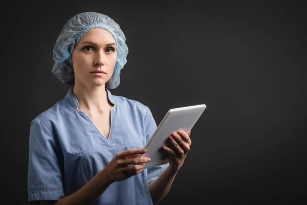 Infermiere Con Cappuccio Medico Compressa Digitale Tenuta Uniforme Isolato Grigio — Foto Stock