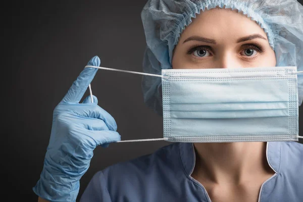 Enfermera Guantes Látex Azul Con Máscara Médica Aislada Gris Oscuro — Foto de Stock