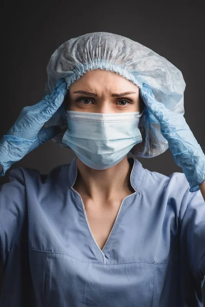 Infirmière Casquette Masque Médical Souffrant Maux Tête Isolés Sur Gris — Photo