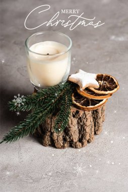 Kokulu mum, çam brunch 'ı, kurutulmuş portakal dilimleri ve ahşap tezgahta kurabiye, mutlu noel mektupları. 