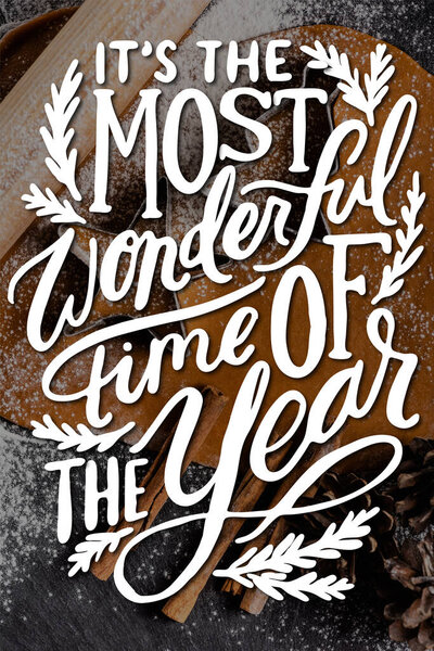 Вид сверху на кулинарные шедевры с рублеными соснами, сосновыми шишками и камонными палочками рядом с самым прекрасным временем года. 