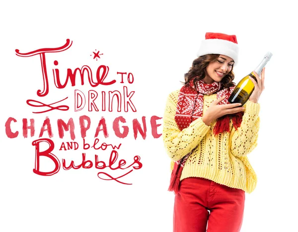 サンタ ハットの楽しい若い女性がシャンパンを飲みながら泡のレタリングをホワイトで — ストック写真
