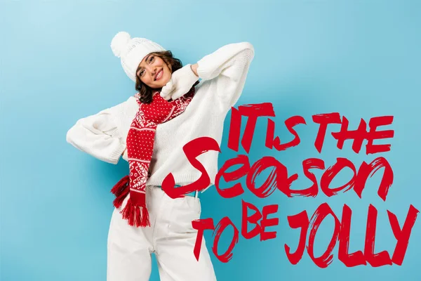 Tevreden Jonge Vrouw Witte Winter Outfit Warme Sjaal Handschoenen Hoed — Stockfoto