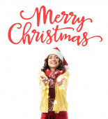 radostná mladá žena v santa klobouk a šála stojící s natažené ruce v blízkosti veselých vánočních nápisů na bílé