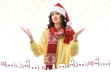 Noel Baba şapkalı ve eşarplı hoşnutsuz kadın beyaz resimli evlerin yanında el kol hareketi yapıyor. 