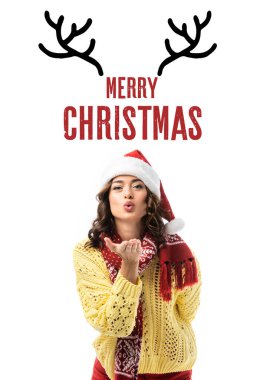 Noel Baba şapkalı ve eşarplı genç bir kadın Noel mektuplarının yanına hava öpücüğü ve beyaz boynuzlu geyik resmi yolluyor. 