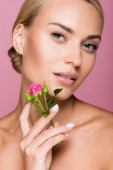 gyönyörű szőke nő tökéletes bőr és rózsa virág elszigetelt rózsaszín