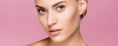 Pembe pankartta izole edilmiş mükemmel ciltli güzel sarışın kadın.
