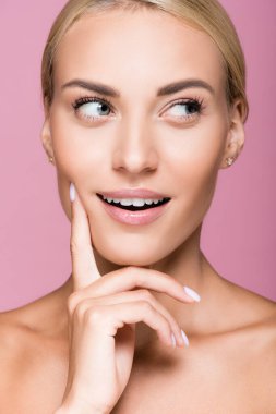 Pembe tenli rüya gibi sarışın kadın.