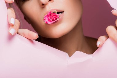 Kırpılmış güzel kadın manzarası, ağzında pembe kağıt bir delikle.