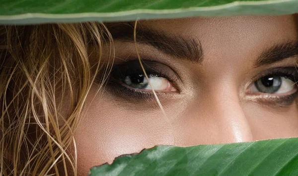 Närbild Blond Kvinna Med Vått Hår Och Gröna Blad — Stockfoto