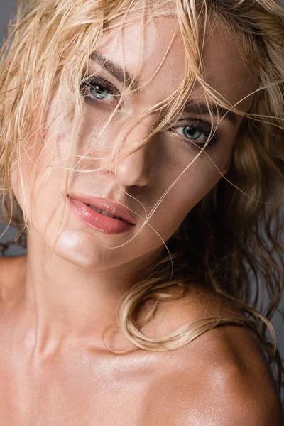Blondýnka Mokrými Vlasy Izolované Šedé — Stock fotografie