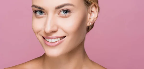 Bella Donna Bionda Sorridente Con Pelle Perfetta Isolata Sul Rosa — Foto Stock