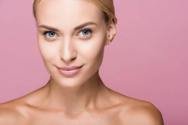 Mooie Blonde Vrouw Met Perfecte Huid Geïsoleerd Roze — Stockfoto