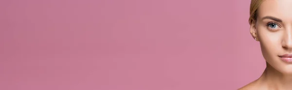 Przycięty Widok Pięknej Blondynki Idealną Skórą Odizolowany Różowy Baner — Zdjęcie stockowe