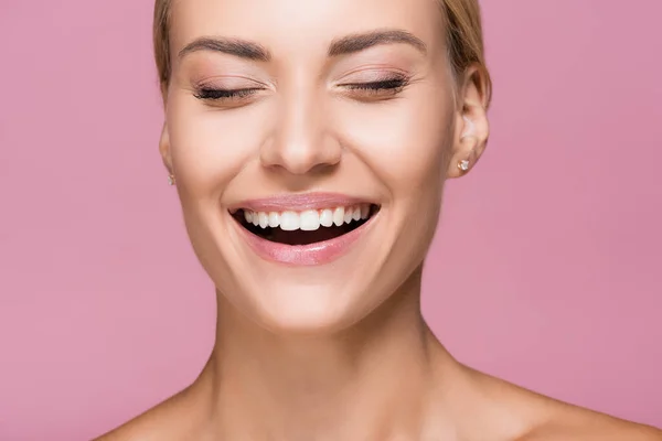 Ridendo Bella Donna Bionda Con Pelle Perfetta Isolata Sul Rosa — Foto Stock