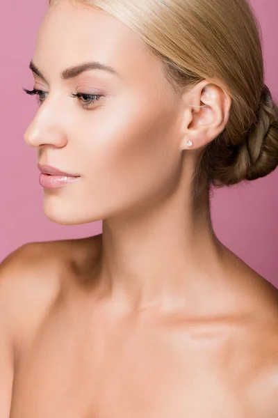 Mooie Blonde Vrouw Met Perfecte Huid Geïsoleerd Roze — Stockfoto