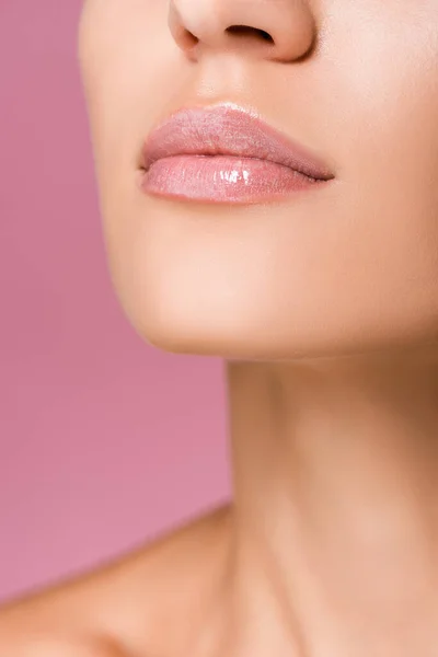 Bijgesneden Uitzicht Mooie Vrouw Met Glanzende Lippen Geïsoleerd Roze — Stockfoto