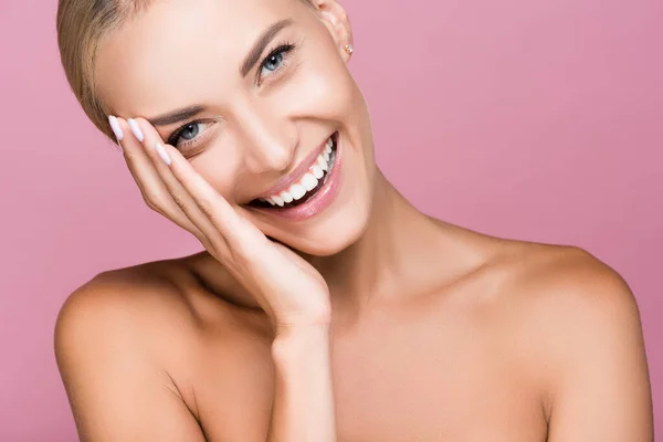 Sorridente Bella Donna Bionda Toccare Viso Isolato Rosa — Foto Stock