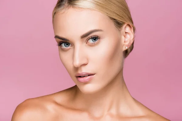 Mooie Blonde Vrouw Met Perfecte Huid Geïsoleerd Roze — Stockfoto