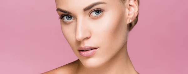 Mooie Blonde Vrouw Met Perfecte Huid Geïsoleerd Roze Banner — Stockfoto