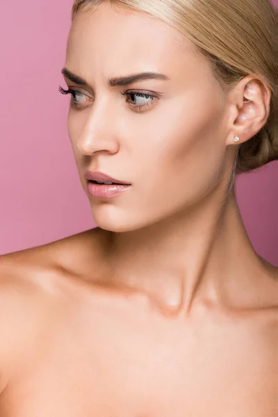 Vacker Blond Kvinna Med Perfekt Hud Tittar Bort Isolerad Rosa — Stockfoto