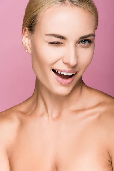 Mooie Blonde Vrouw Met Perfecte Huid Knipogen Geïsoleerd Roze — Stockfoto