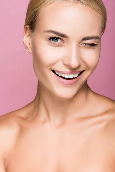 Vacker Blond Kvinna Med Perfekt Hud Blinkar Isolerad Rosa — Stockfoto