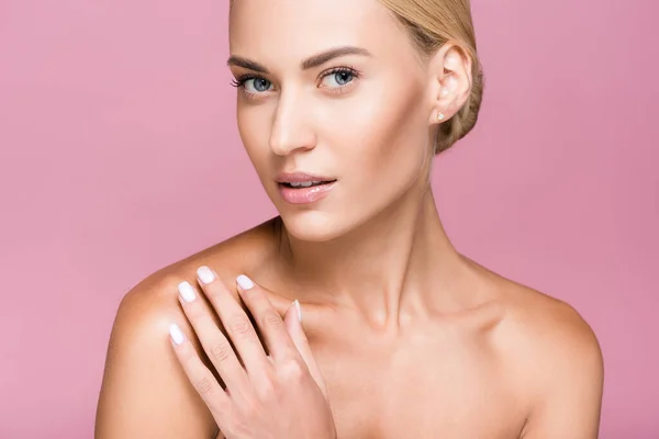 Vacker Blond Kvinna Med Perfekt Hud Isolerad Rosa — Stockfoto