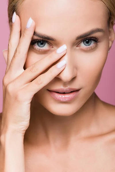 Bella Donna Bionda Posa Con Mano Sul Viso Isolato Rosa — Foto Stock