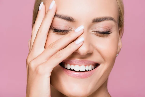 Sonriente Hermosa Mujer Rubia Posando Con Mano Cara Aislado Rosa — Foto de Stock