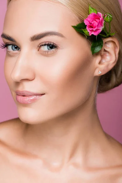 Schöne Blonde Frau Mit Perfekter Haut Und Rosenblüte Haar Isoliert — Stockfoto