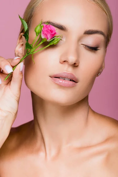 完璧な肌とピンクに隔離されたバラの花を持つ美しいブロンドの女性 — ストック写真