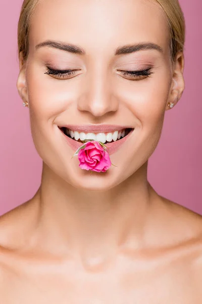 Sourire Belle Femme Blonde Peau Parfaite Fleur Rose Dans Bouche — Photo