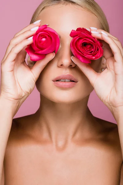 Mooie Blonde Vrouw Met Roos Bloemen Ogen Geïsoleerd Roze — Stockfoto