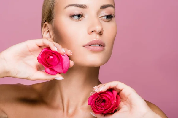 Vacker Blond Kvinna Med Ros Blommor Isolerad Rosa — Stockfoto